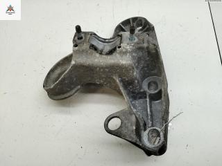 крепление стабилизатора / втулки стабилизатора Volkswagen Passat B5 [рестайлинг] 2001, 1.6 л., бензин, МКПП, синий, седан, 4B0199351B