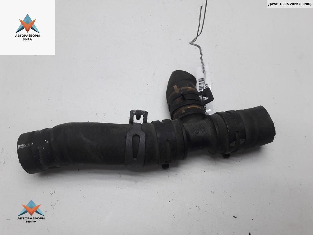 фланец (тройник) системы охлаждения Volkswagen Bora 1 поколение 2001, 1.6 л., бензин, МКПП, синий, седан - фото №1