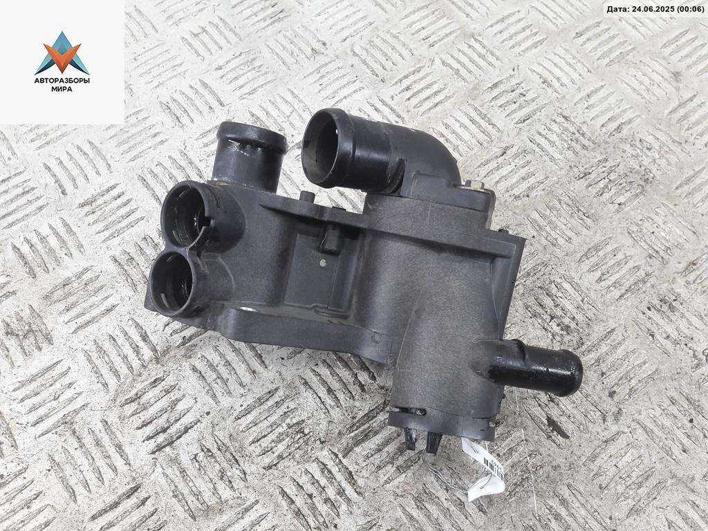 фланец (тройник) системы охлаждения Volkswagen Golf 5 поколение 2005, 1.4 л., бензин, МКПП, синий, хетчбэк 3 дв., 032121111 - фото №1