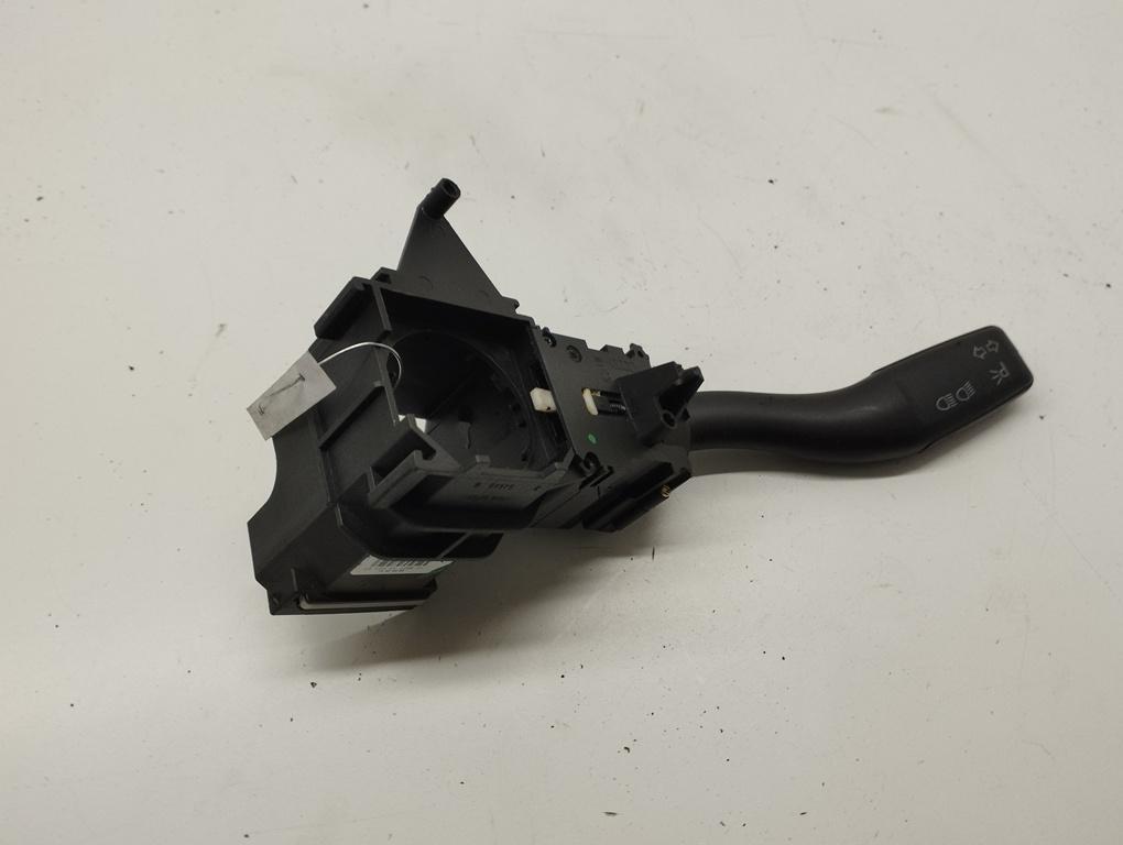 переключатель поворотов Audi A4 B7 2005, 2.0 л., бензин, МКПП, серый, универсал, 4E0953513A