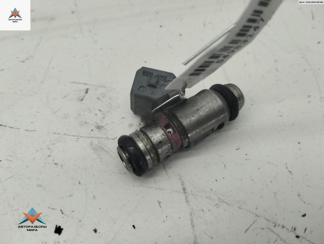 форсунка Volkswagen Golf 4 поколение 1998, 1.4 л., бензин, МКПП, красный, хетчбэк 5 дв., 036031C - фото №1