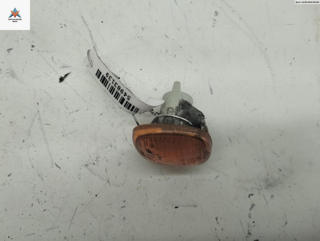 повторитель передний правый Skoda Octavia mk1 (A4 1U) 1998, 1.6 л., бензин, МКПП, красный, хетчбэк 5 дв., 4D0949127 - фото №1