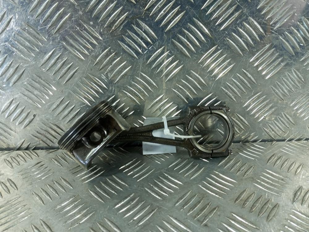 поршень Opel Corsa D 2008, цвет - фото №1