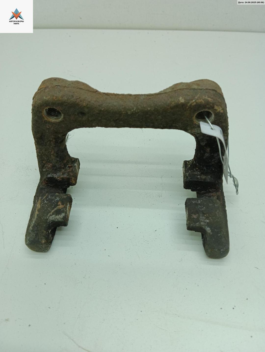 скоба суппорта Volkswagen Golf 5 поколение 2004, 1.4 л., бензин, МКПП, серый, хетчбэк 5 дв. - фото №1