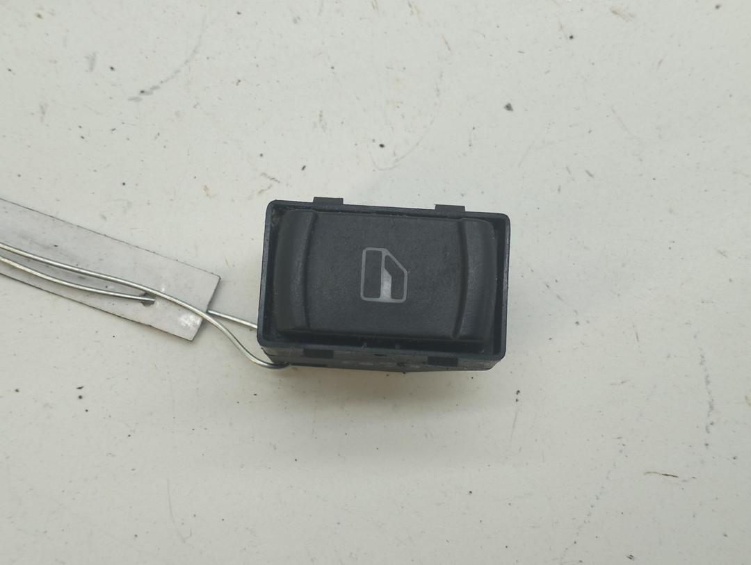 кнопка стеклоподъемника заднего левого Volkswagen Passat B5+ (GP) 2001, 2.0 л., бензин, МКПП, серый, седан, 1J0959855