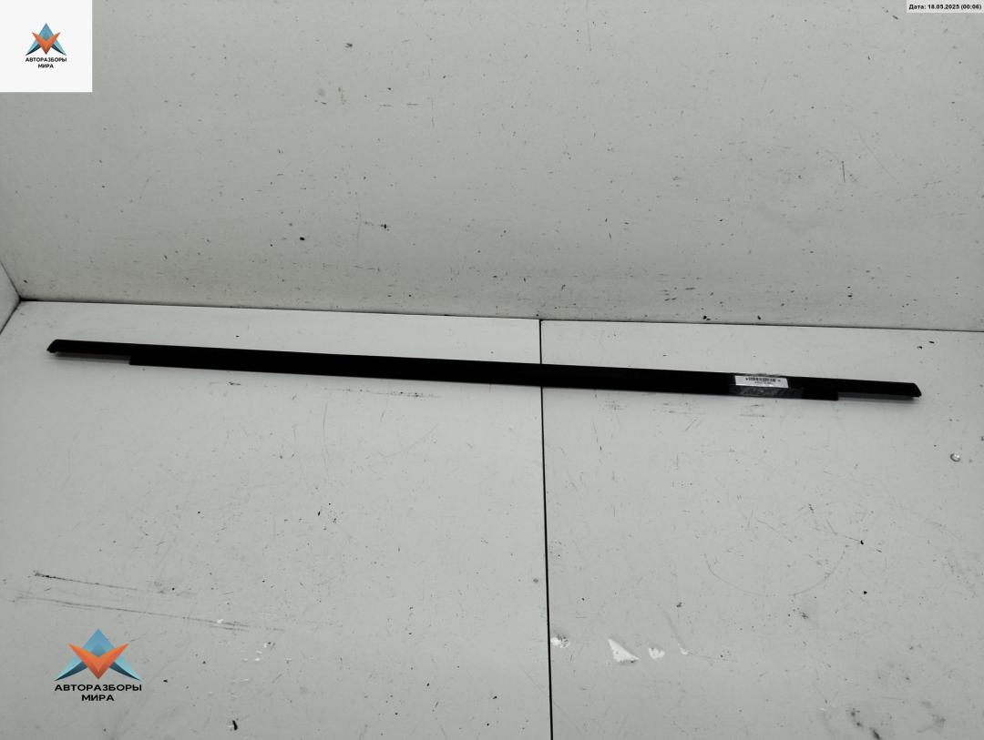 Молдинг стекла двери задней левой наружный Volkswagen Passat B6 2005, 2.0 л., бензин, МКПП, синий, универсал - фото №1