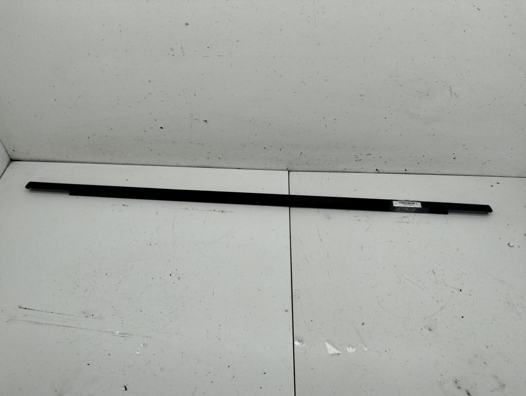 Молдинг стекла двери задней левой наружный Volkswagen Passat B6 2005, 2.0 л., бензин, МКПП, синий, универсал - фото №1