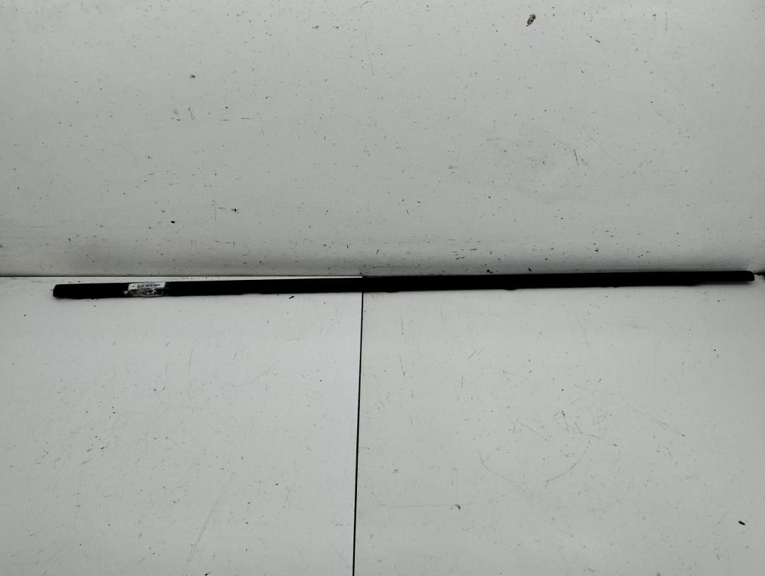 Молдинг стекла двери задней левой наружный Volkswagen Touran 2004, 1.6 л., бензин, МКПП, серый, минивэн