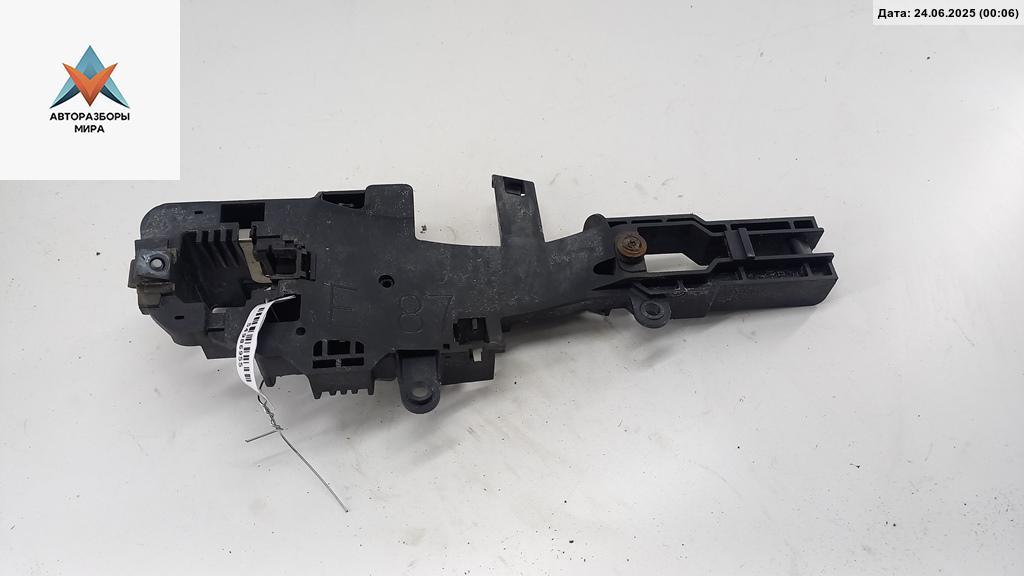 Корпус (держатель) ручки двери задней правой BMW 1 серия E81/E82/E87/E88 2006, 1.6 л., бензин, МКПП, серый, хетчбэк 5 дв. - фото №1