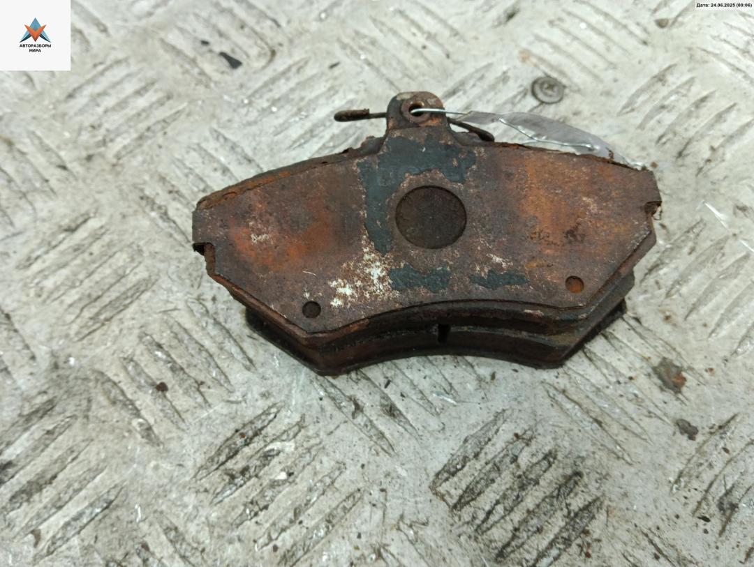 Колодки тормозные передние Volkswagen Passat B3 1989, 1.8 л., бензин, МКПП, синий, универсал, 256D - фото №1