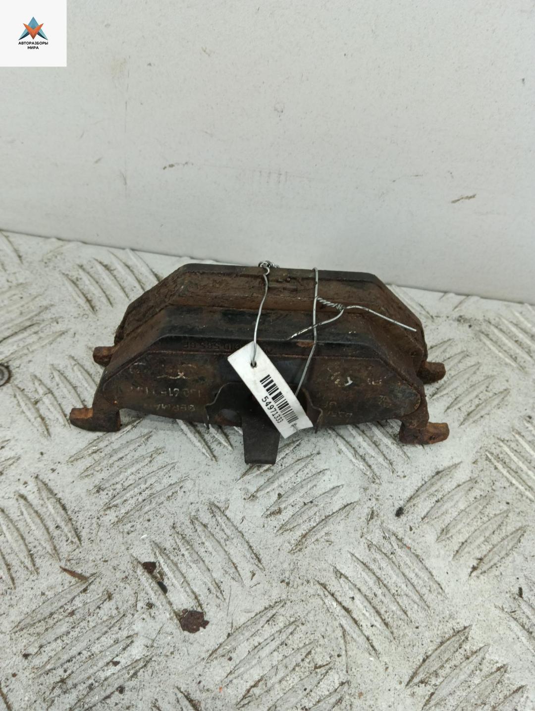 Колодки тормозные передние Volkswagen Golf 3 поколение 1995, 1.6 л., бензин, МКПП, красный, хетчбэк 3 дв. - фото №1