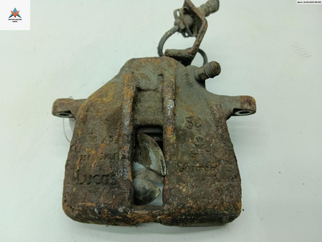 суппорт передний левый Volkswagen Passat B4 1995, 1.6 л., бензин, МКПП, серый, универсал, 256D - фото №1