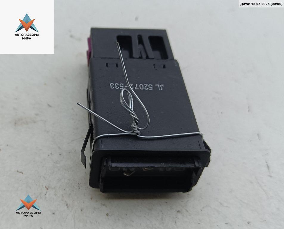 кнопка аварийной сигнализации Volkswagen Passat B5 1998, 1.6 л., бензин, МКПП, зелёный, универсал - фото №1