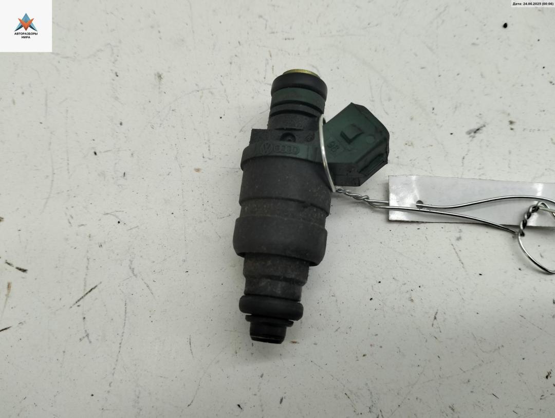 форсунка Volkswagen Golf 4 поколение 1999, 1.6 л., бензин, МКПП, серый, хетчбэк 3 дв., 037906031AA - фото №1