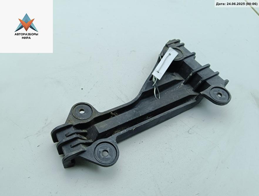 кронштейн переднего бампера Audi A6 4A/C4 1994, 2.6 л., бензин, МКПП, красный, седан, 4A0807283A - фото №1