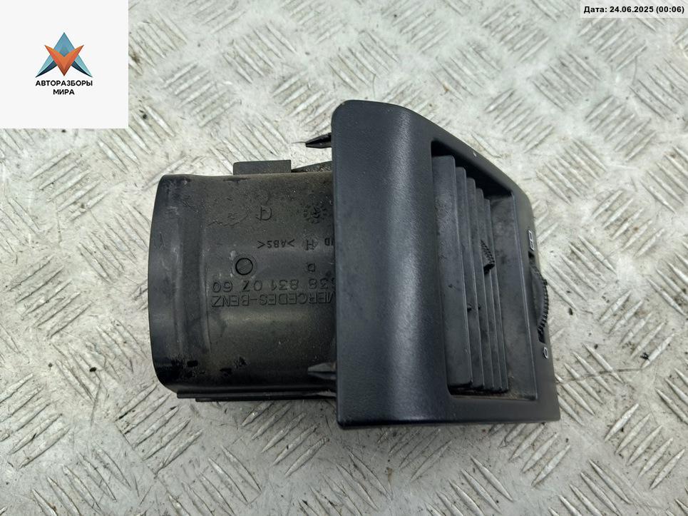 дефлектор обдува салона Mercedes-Benz Vito-1 W638 1997, 2.3 л., бензин, МКПП, чёрный, микроавтобус, 6388310760 - фото №1