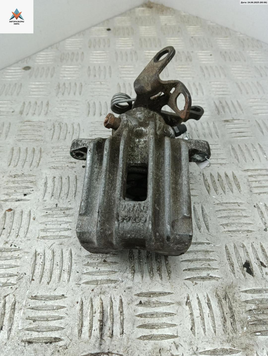 суппорт задний левый Volkswagen Golf 5 поколение 2005, 1.6 л., бензин, МКПП, серый, хетчбэк 3 дв., 254D - фото №1