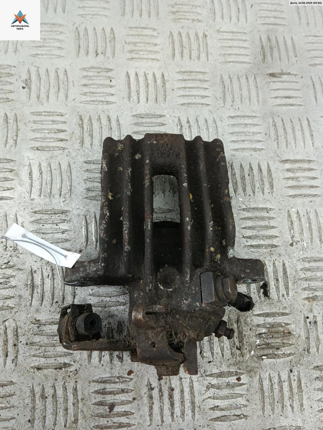 суппорт задний левый Volkswagen Golf 4 поколение 1998, 1.4 л., бензин, МКПП, белый, хетчбэк 5 дв. - фото №1