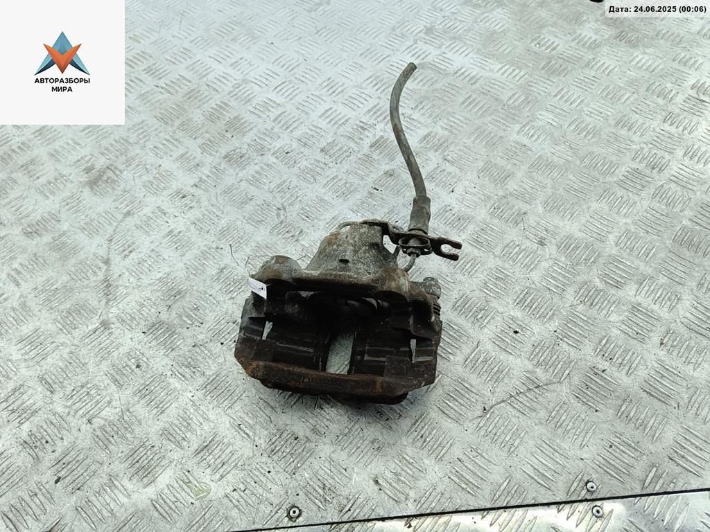 суппорт передний правый Volkswagen Passat B5 1997, 1.6 л., бензин, МКПП, белый, универсал - фото №1