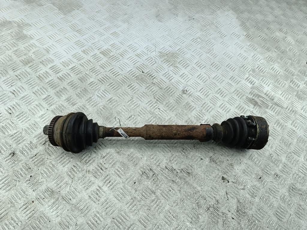 полуось передняя левая (приводной вал, ШРУС) Volkswagen Passat B5 1997, 1.6 л., бензин, МКПП, серый, универсал