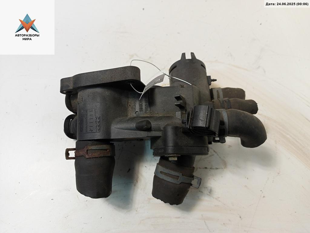 корпус термостата Volkswagen Golf 4 поколение 2000, 1.4 л., бензин, МКПП, синий, хетчбэк 5 дв., 032121111 - фото №1