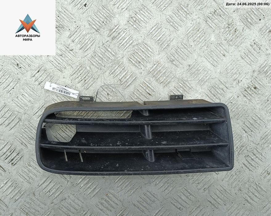 заглушка (решетка) в бампер Volkswagen Golf 4 поколение 2000, 1.6 л., бензин, МКПП, синий, универсал, 1J0853665B - фото №1