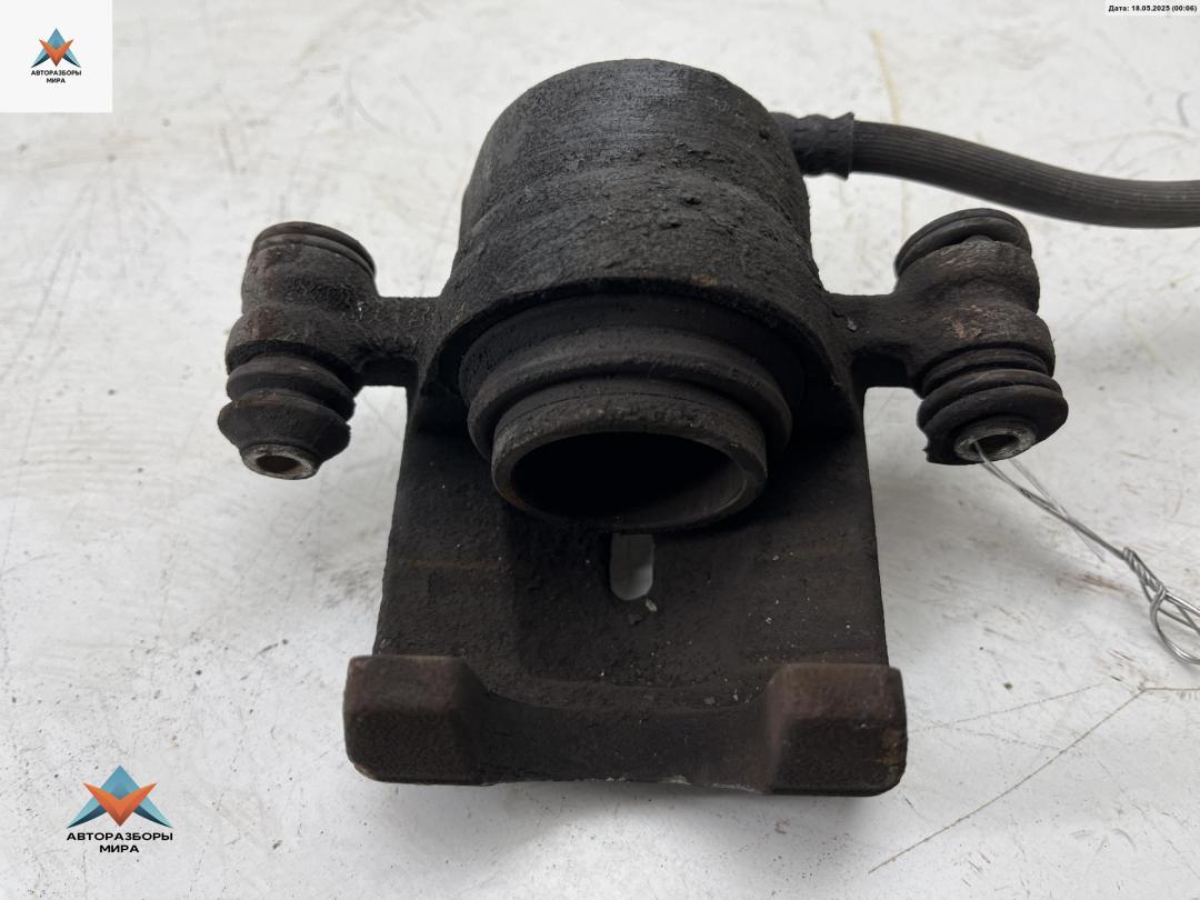 суппорт передний правый Suzuki Baleno 1 поколение 1995, 1.6 л., бензин, МКПП, зелёный, седан - фото №1