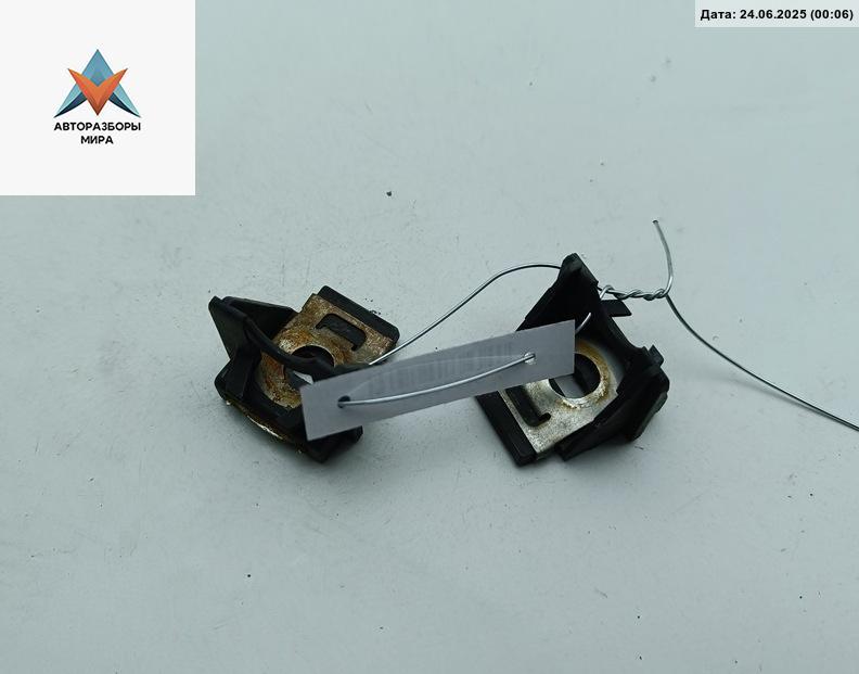 кронштейн (крепление) Audi A6 4A/C4 1994, 2.6 л., бензин, МКПП, красный, седан - фото №1