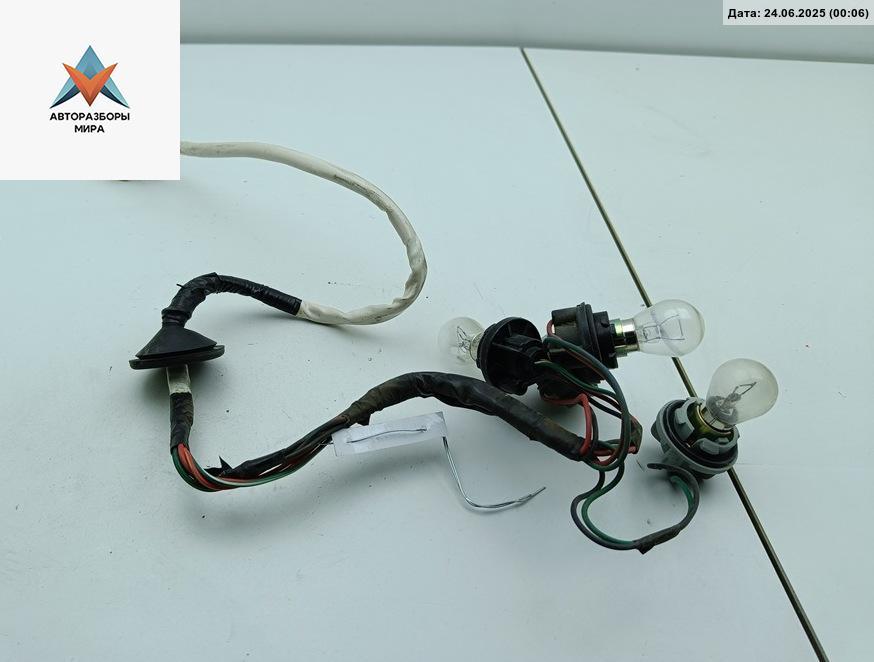 Патрон лампы фонаря Suzuki Baleno 1 поколение 1995, 1.6 л., бензин, МКПП, зелёный, седан - фото №1