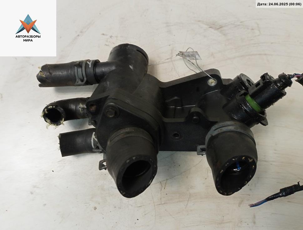 корпус термостата Volkswagen Golf 4 поколение 2000, 1.6 л., бензин, МКПП, синий, универсал, 6NU01017135 - фото №1