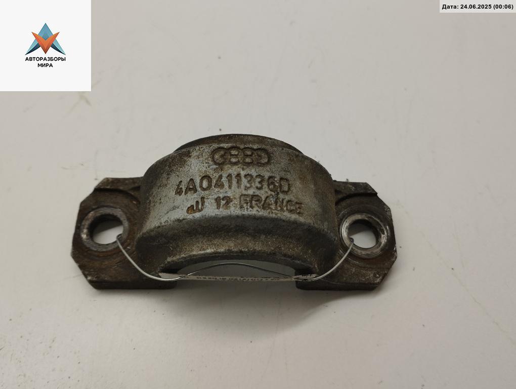 крепление стабилизатора / втулки стабилизатора Audi A6 4A/C4 1994, 2.6 л., бензин, МКПП, красный, седан, 4A0411336D - фото №1