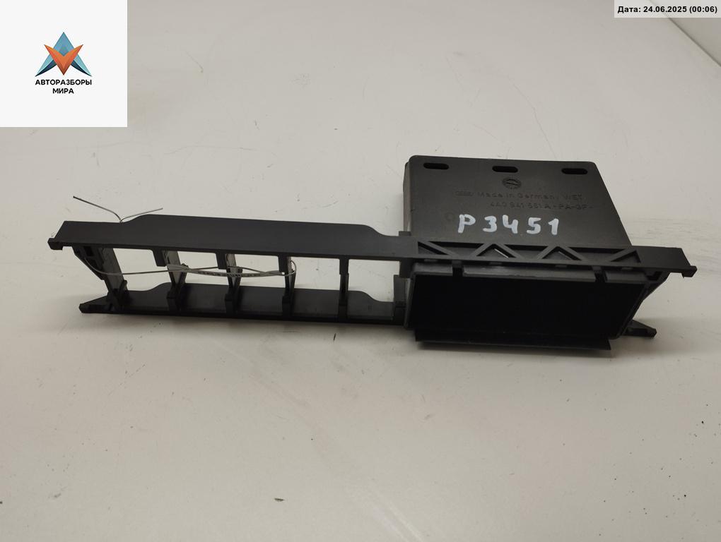 кронштейн (крепление) Audi A6 4A/C4 1994, 2.6 л., бензин, МКПП, красный, седан, 4A0941561A - фото №1