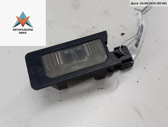 подсветка номера BMW 3 серия E90/E91/E92/E93 2005, 2.0 л., дизель, МКПП, чёрный, универсал, 63267165646 - фото №1