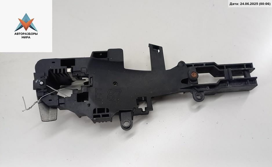 Корпус (держатель) ручки двери передней правой BMW 1 серия E81/E82/E87/E88 2005, 2.0 л., бензин, МКПП, серый, хетчбэк 5 дв. - фото №1