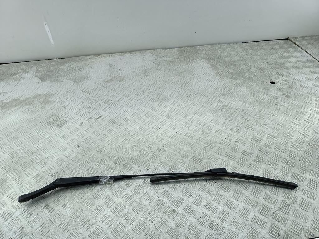 Щеткодержатель (поводок стеклоочистителя) передний Volkswagen Passat B6 2005, 2.0 л., бензин, МКПП, серый, седан