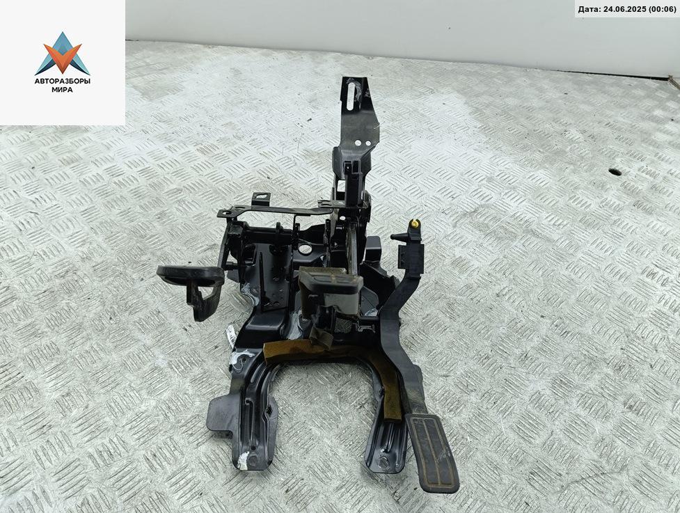 узел педальный (блок педалей) Volkswagen Passat B4 1994, 1.6 л., бензин, МКПП, серый, универсал - фото №1