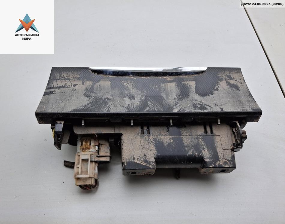 пепельница Volkswagen Passat B6 2005, 2.0 л., бензин, МКПП, серый, седан - фото №1