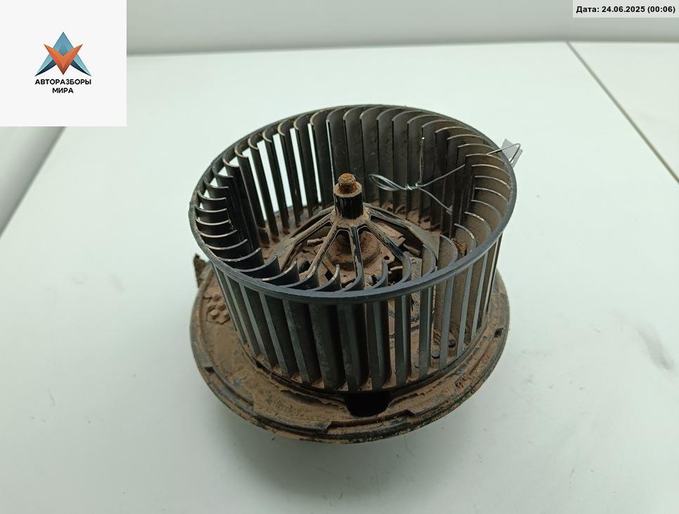 моторчик печки Volkswagen Passat B6 2005, 2.0 л., бензин, МКПП, серый, седан - фото №1