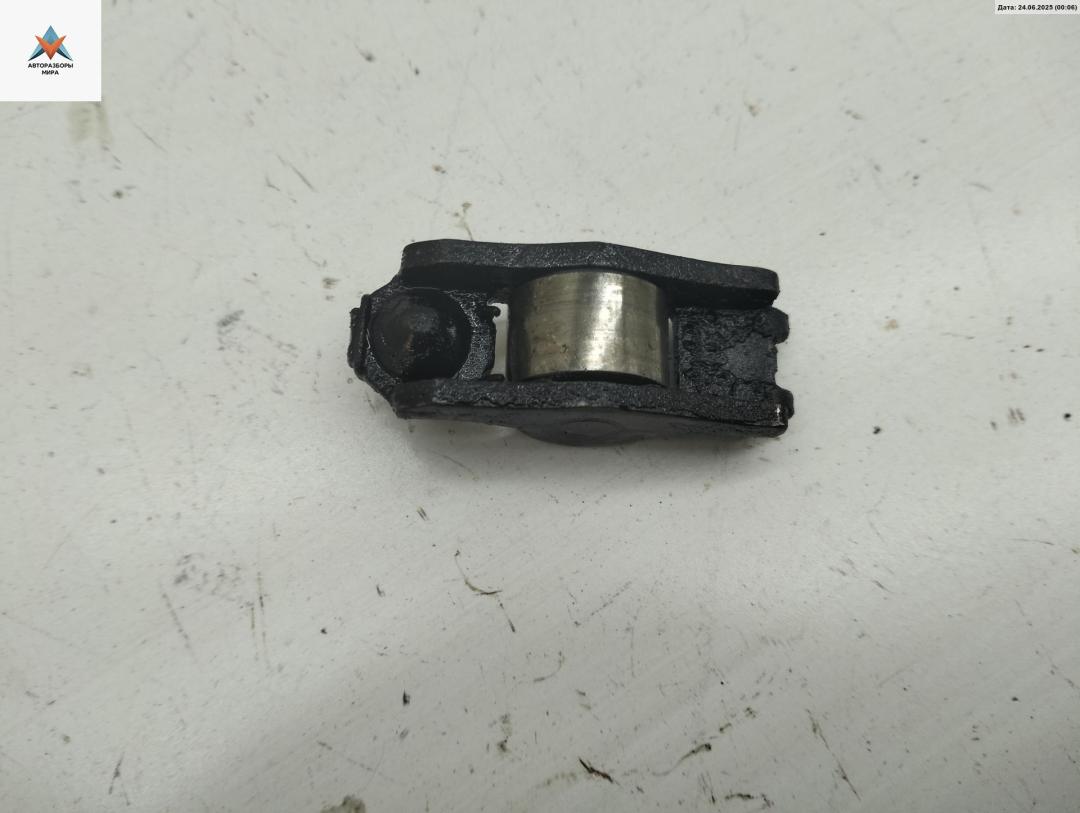 ось коромысел Volkswagen Golf 4 поколение 1998, 1.4 л., бензин, МКПП, красный, хетчбэк 5 дв. - фото №1