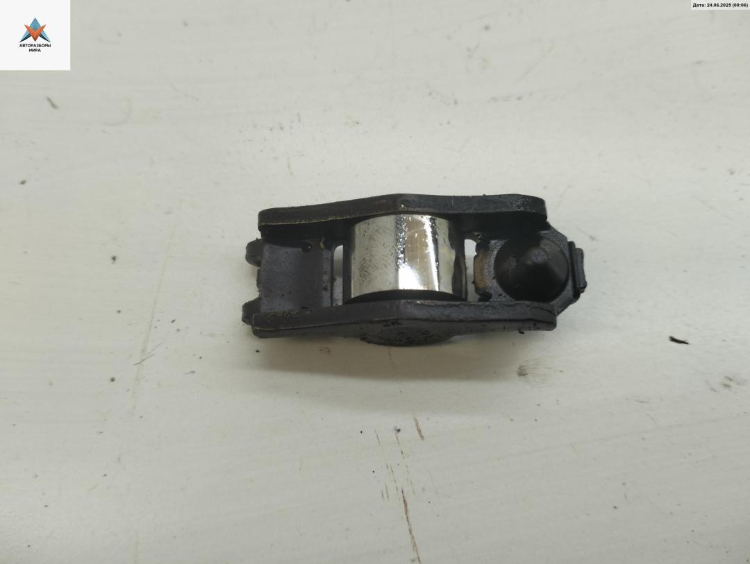 ось коромысел Volkswagen Golf 4 поколение 1999, 1.4 л., бензин, МКПП, синий, хетчбэк 3 дв. - фото №1