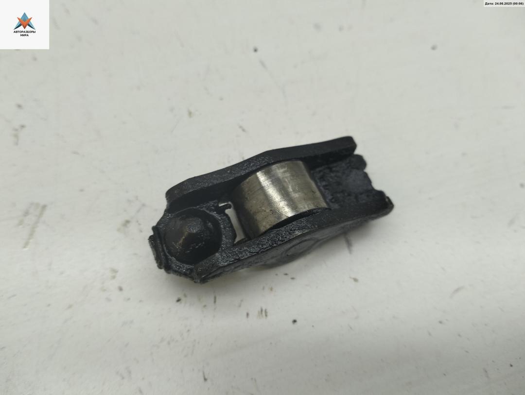 ось коромысел Volkswagen Golf 4 поколение 1998, 1.4 л., бензин, МКПП, красный, хетчбэк 5 дв. - фото №1