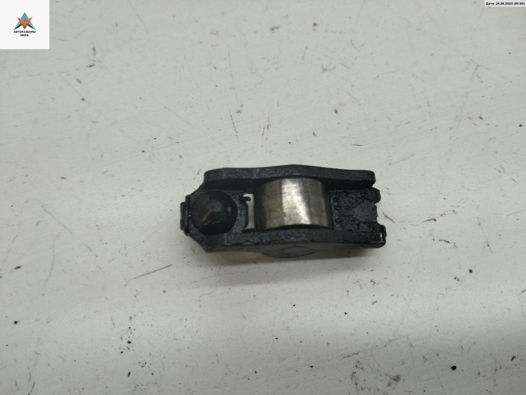 ось коромысел Volkswagen Golf 4 поколение 1998, 1.4 л., бензин, МКПП, красный, хетчбэк 5 дв. - фото №1