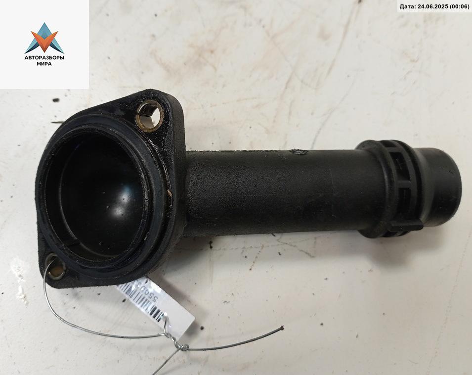 корпус термостата Volkswagen Passat B5 1997, 1.6 л., бензин, МКПП, серый, универсал, 06B121121 - фото №1