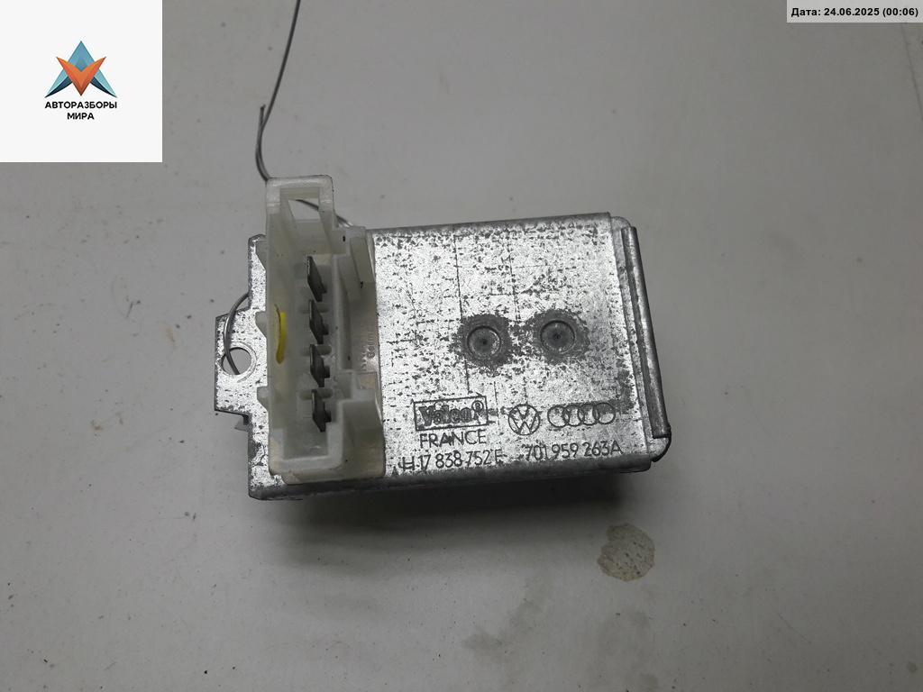 сопротивление печки Volkswagen Passat B4 1994, 1.6 л., бензин, МКПП, серый, универсал, 701959263A - фото №1