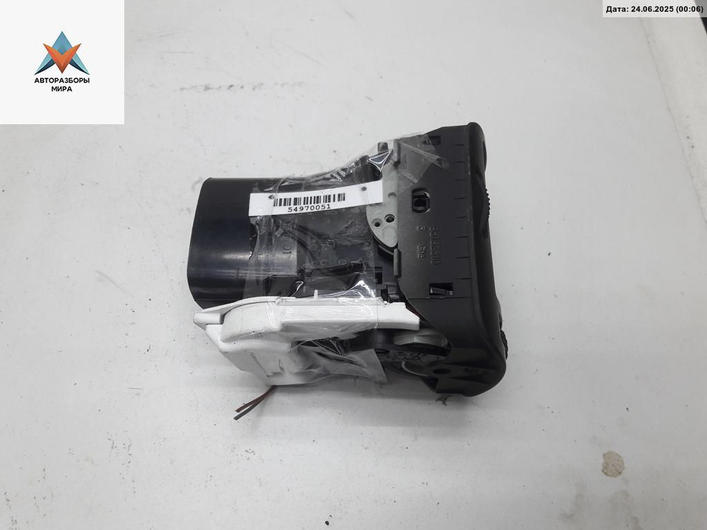 дефлектор обдува салона Volkswagen Passat B5 1997, 1.6 л., бензин, МКПП, белый, универсал, 3B0819703A - фото №1