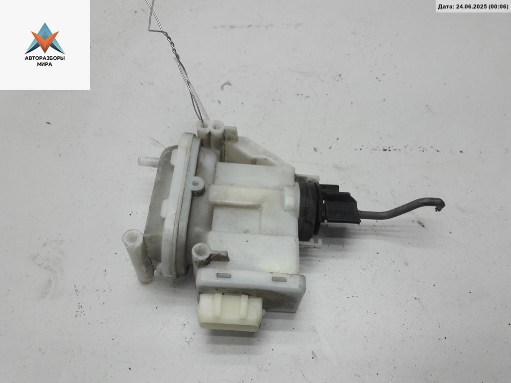 активатор (привод) замка двери Volkswagen Passat B3 1991, 1.8 л., бензин, МКПП, красный, универсал, 357826153B - фото №1