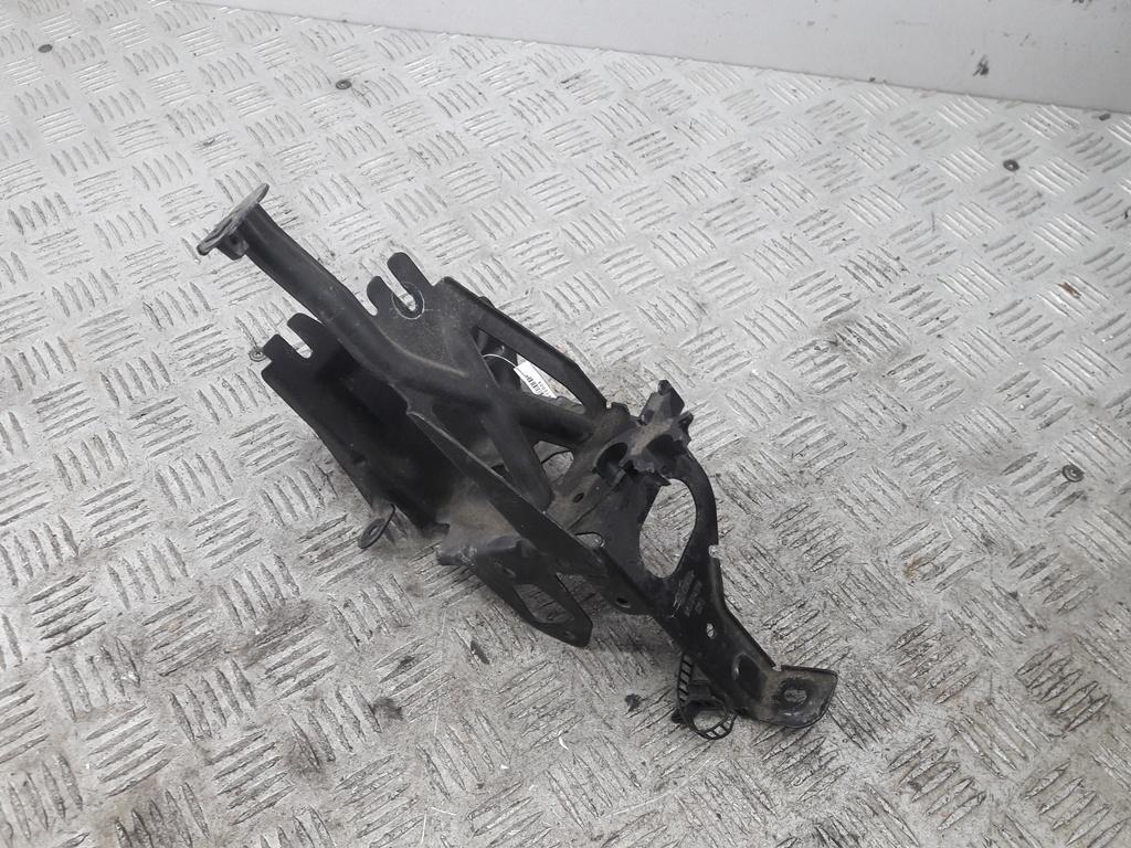 кронштейн (крепление) Volkswagen Passat B5 1997, 1.6 л., бензин, МКПП, белый, универсал, 8E0614119