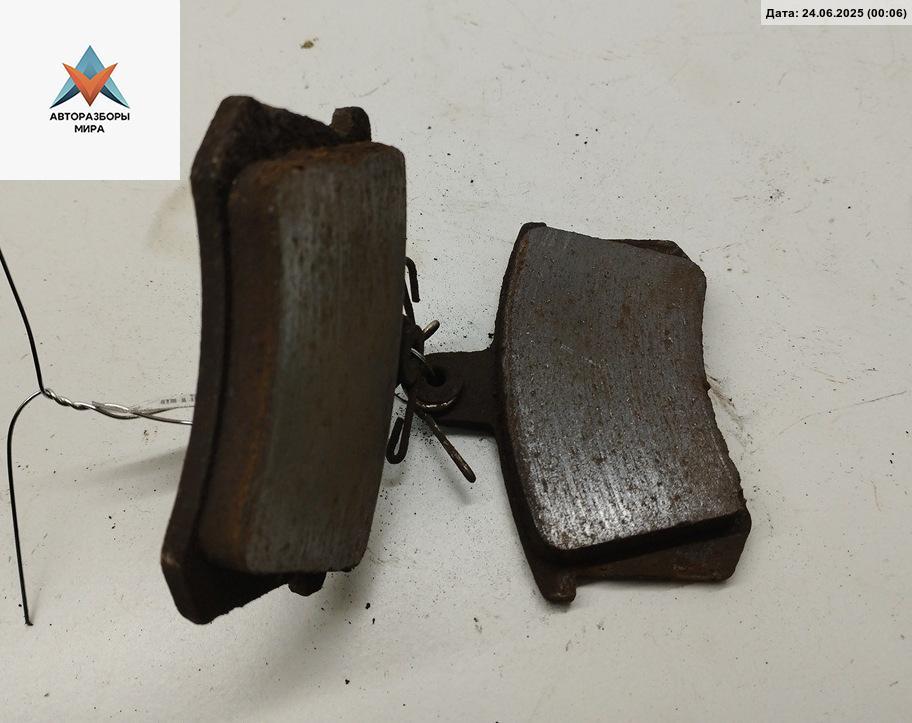 Колодки тормозные задние Audi A6 4A/C4 1994, 2.6 л., бензин, МКПП, красный, седан - фото №1