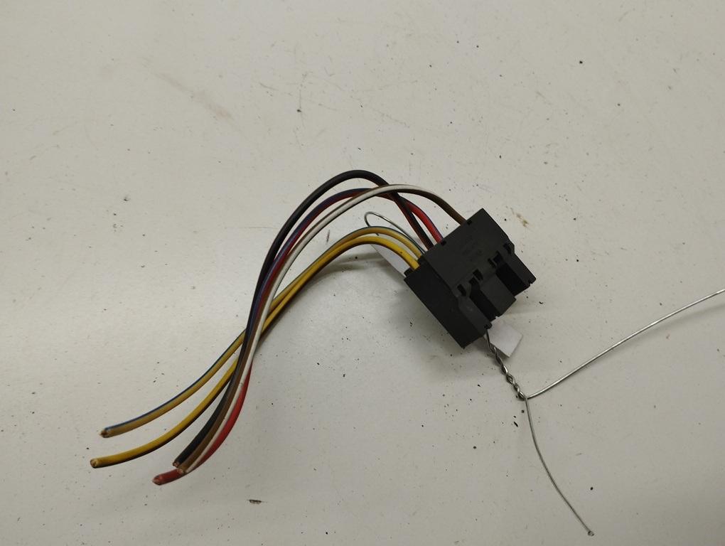 разъем (фишка) проводки Audi A6 4A/C4 1994, 2.6 л., бензин, МКПП, красный, седан, 443972995 - фото №1