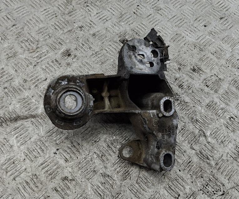 крепление стабилизатора / втулки стабилизатора Audi A4 B7 2004, 2.5 л., дизель, АКПП, серый, универсал, 8E0199352F